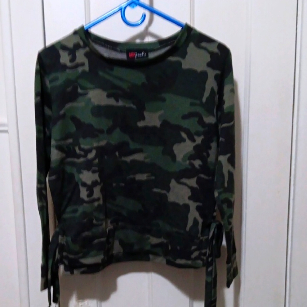 Poof Camo Print Top Women's SM EUC